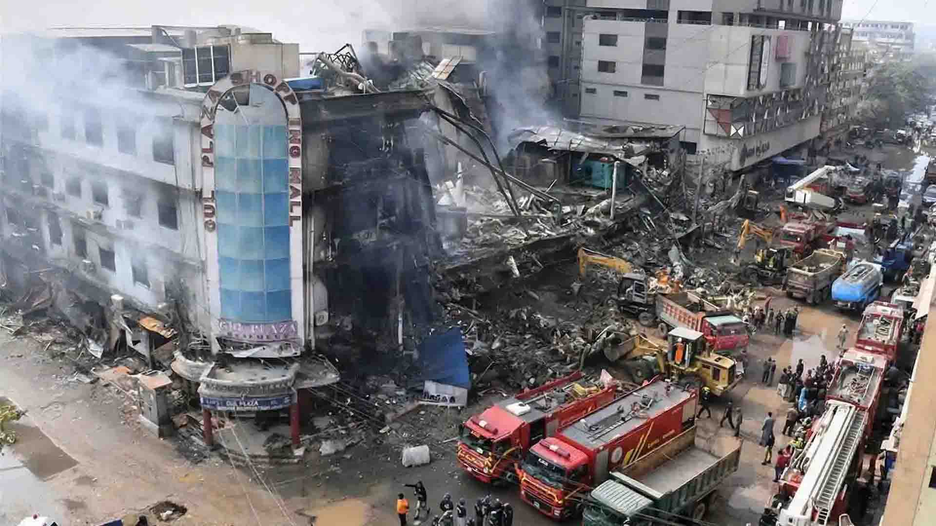 Karachi Gul Plaza fire kills 21 as 63 remain missing - Oman Insider